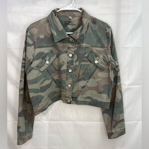 NWOT Younique girl’s green camouflage denim button‎ front cropped jacket stretch